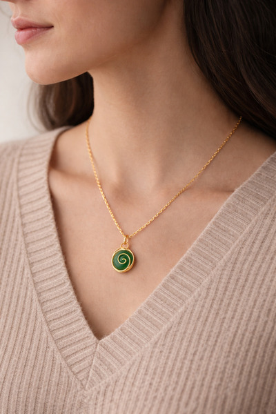 POYASE Yeşil Doğal Taşlı Altın Renk Spiral Kolye – Günlük ve Şık Kadın Takı