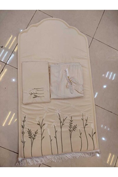 RUG An elegant prayer set in a full pearl white color, featuring delicate and...