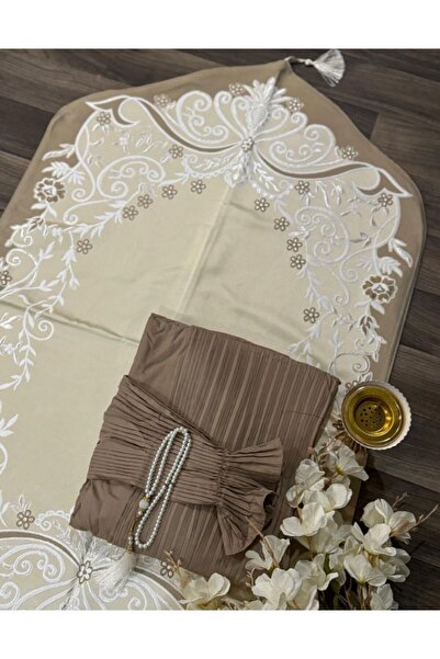 RUG طقم صلاة دافئ بلون بني فاتح، يتميز بخامة البليسيه الراقية وسجادة ذات زخار...