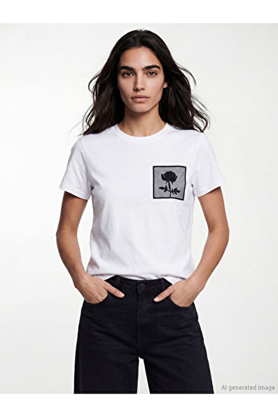 LC Waikiki RMZ GİYİM FARKIYA تي شيرت نسائي مزين بالزهور ذو ياقة روبا