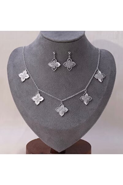 NO BRAND Elegant women's jewelry with a four-petaled rose design, suitable fo...