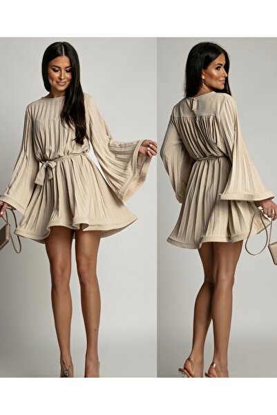 Pretty Dress with ruffles and pleats