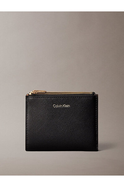 Calvin Klein حامل بطاقات نسائي بتفاصيل سحاب مزدوج وشعار من الفويل