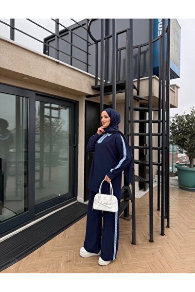 YAREN CLARA بدلة بتفاصيل شريطية باللون الأزرق الداكن YRN-2195