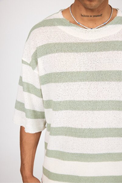 MADZEYMODA Мъжка тениска с широка кройка, мръсно якичка, зелени и бели райета...