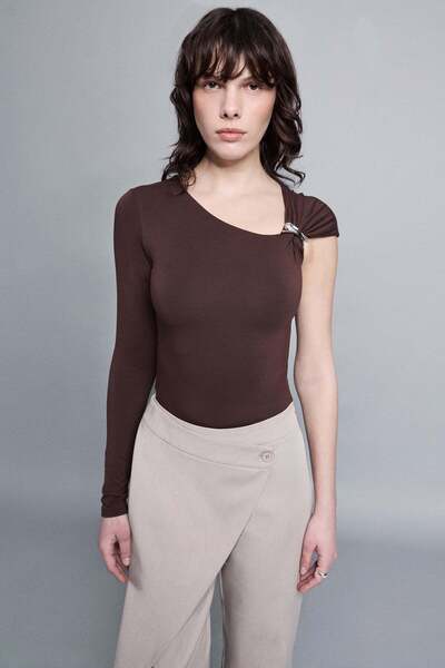 VATKALI Single Sleeve Blouse with Metal Accessories