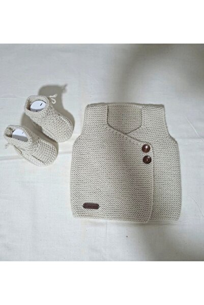 MİNOHOUSE El örgüsü bej rengi bebek kruvaze yelek patik set