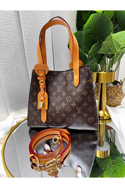 GENERAL A stylish women's Clutch Bag with a modern design that combines luxur...