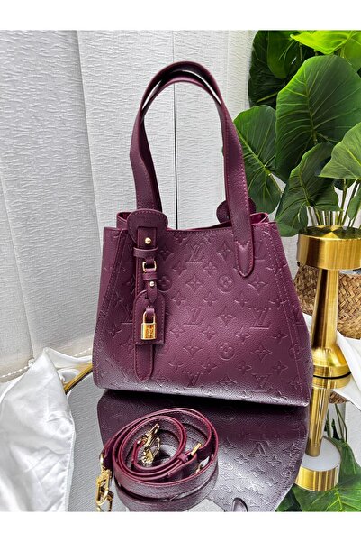 GENERAL A stylish women's Clutch Bag with a modern design that combines luxur...