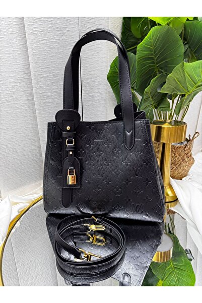 GENERAL A stylish women's Clutch Bag with a modern design that combines luxur...