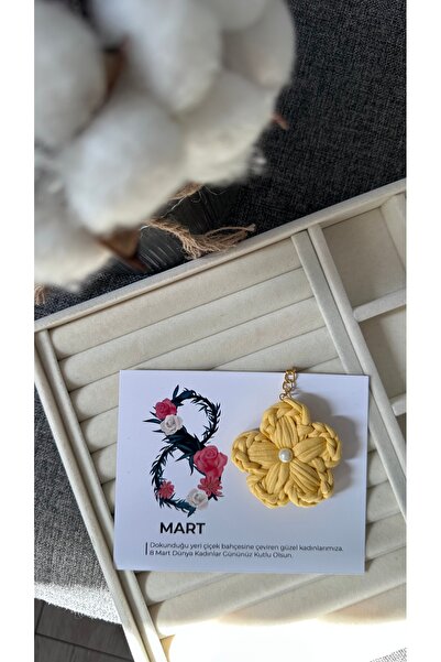 Rüya سلسلة مفاتيح على شكل زهرة بتفاصيل لؤلؤية