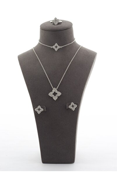 Un Elegant stainless steel zircon accessory set with a luxurious box