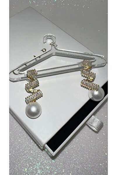GLARE JEWELRY CO أقراط فولاذية مرصعة بحجر الباغيت مع تفاصيل من اللؤلؤ