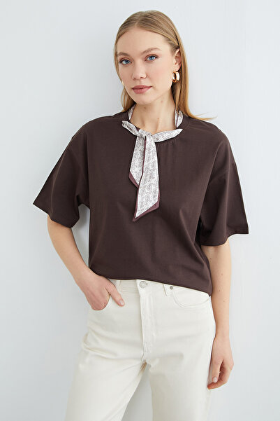 Fulla Moda Tricou cu guler rotund și detaliu eșarfă