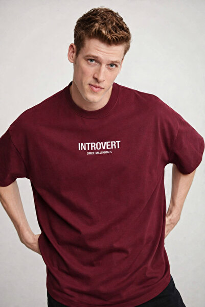 COMBİNE MİCHAİL تي شيرت رجالي ذو طباعة INTROVERT مقاس كبير باللون الأحمر الداكن