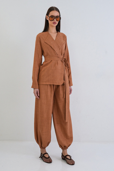 Trend Alaçatı Stili Tarçın Sofia Keten Paçası Lastikli Jogger Pantolon Ve Kendinden Kemerli Ceket Takım ALC-X15299