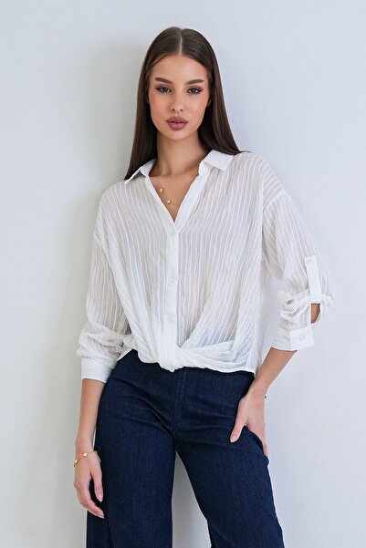 Trend Alaçatı Stili Beyaz Gömlek Yaka Armürlü Burgu Detaylı Düğmeli Dokuma Bluz