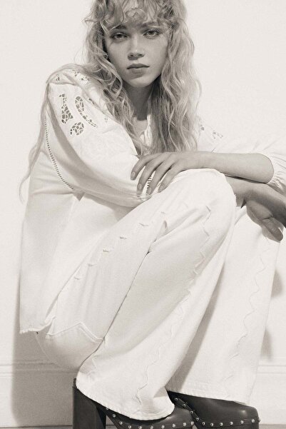 H&M بلوزة من القطن مطرزة بالانجليزية