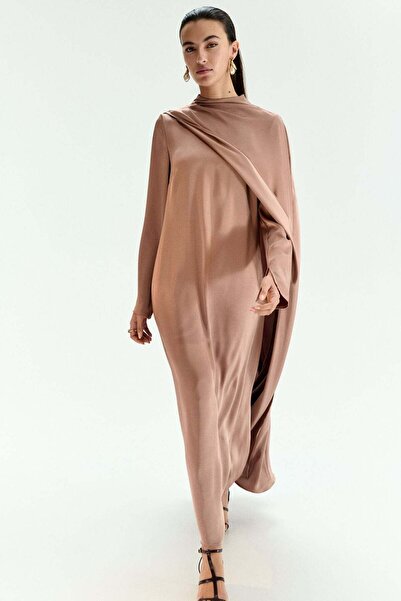 H&M فستان قفطان بتفاصيل تشبه الكاب