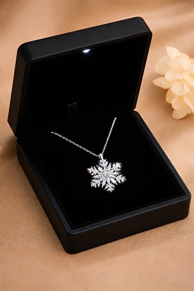 Işıklı Kutuda 925 Ayar Gümüş Baget Taşlı Büyük Kar Tanesi Kadın Kolye Farklı Renk Seçenekli