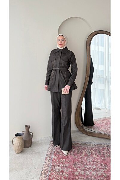 Miraydın Butik بدلة جينز بتفاصيل حجرية وحزام خصر - بني