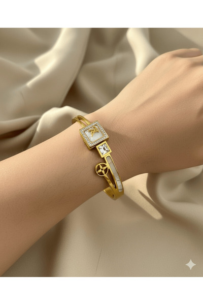 burjalmodah A luxurious gold bracelet with an elegant design and sophisticate...