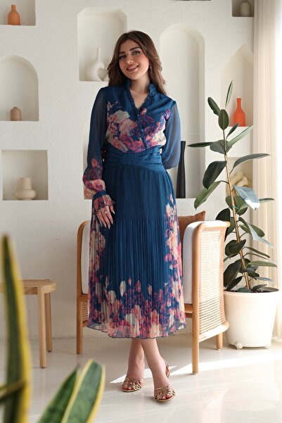 Opera Fashion A floral dress with elegant pleats and a defined waistline.