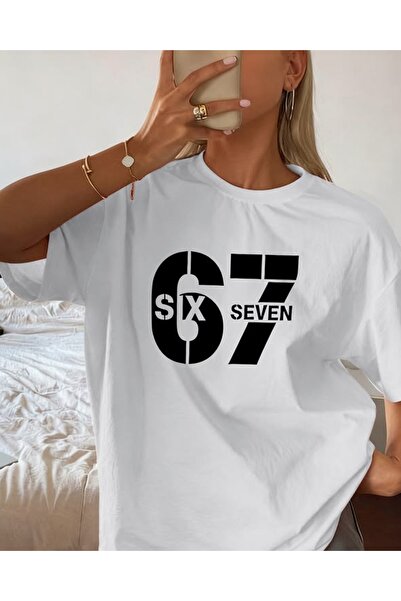 caer تي شيرت أبيض كبير الحجم من Streetwear 67 Six Seven مطبوع - 100% قطن قطعة...
