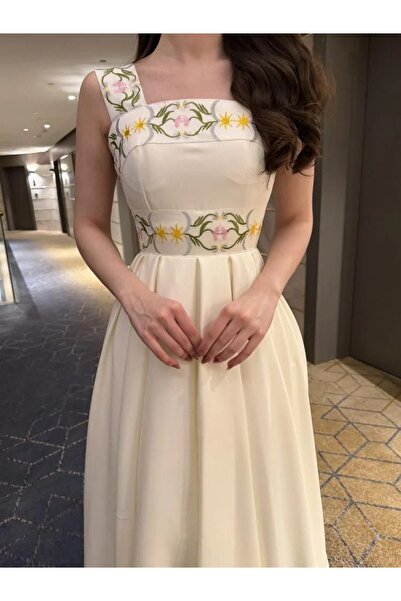 Special-DIARA The elegant "Serene" dress with classic floral embroidery