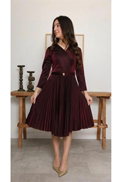 antyora A distinctive and elegant evening dress in a striking deep red color;...