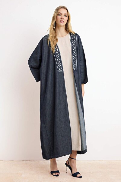 ترينديول كوليكشن مجموعة نَسيبة حافظ × ترينديول عباية من الدنيم بتفاصيل مطرزة ...