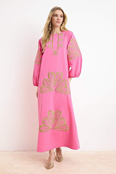 Trendyol Modest فستان نسبيا هافيز x ترينديول كوليكشن بتفاصيل تطريز وردية من ق...