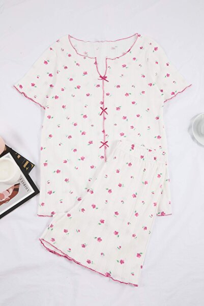 Trendyol Curve طقم بيجامة مقاس كبير حياكة مضلعة مع شريط منقوش بالزهور باللون ...