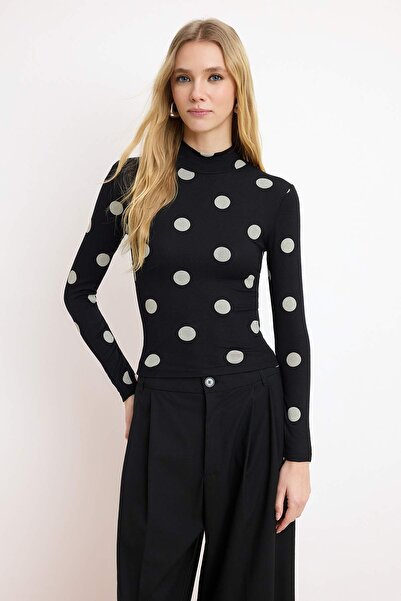 Συλλογή Trendyol Nasiba Hafiz x Trendyol Collection Μαύρη Μπλούζα με Όρθιο Γι...