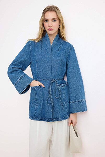 ترينديول كوليكشن سترة دنيم زرقاء مزينة بحزام 100% قطن قصة فضفاضة TWOSS26CE00001