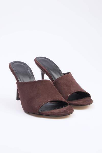 TRENDYOL SHOES Braune Wildlederschuhe mit 9 cm hohem Absatz für Damen TAKSS26...