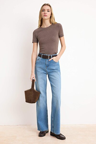 Συλλογή Trendyol Ανοιχτό μπλε Πιο βιώσιμο τζιν παντελόνι με ζώνη, ψηλόμεσο, μ...