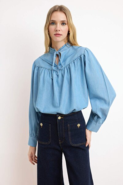 Trendyol Collection Blaue, 100 % Tencel-Jeansbluse mit Kragen und Bindedetail...
