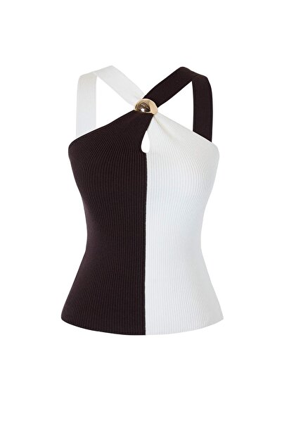 ترينديول كوليكشن بلوزة تريكو بلون بني-إكرو مع مشبك ذهبي وتصميم يلتف حول الجسم...