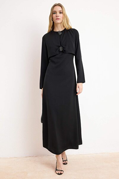 Trendyol Modest فستان سهرة أسود من الساتان ذو نسيج مسطح TCTSS26DB00008