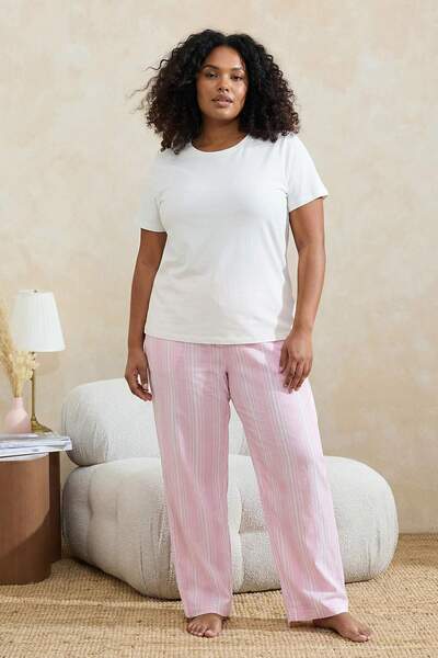 Trendyol Curve طقم بيجامة محبوكة مخططة باللونين الأبيض والوردي مقاس كبير TBBS...