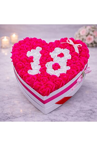 velve Aranjament floral personalizat cu cifra 18, in cutie tip inima, 101 tra...
