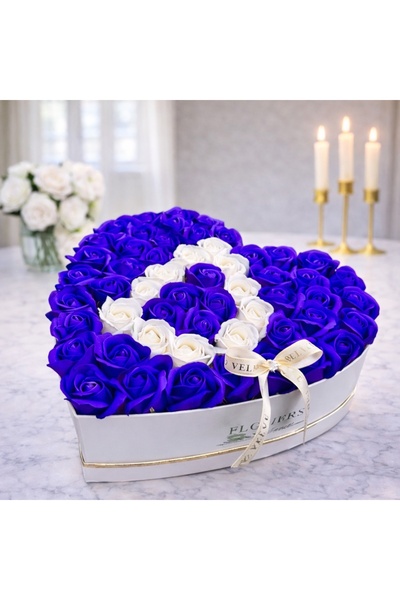 velve Aranjament personalizat cu litera, cutie inima alba, 49 trandafiri de s...