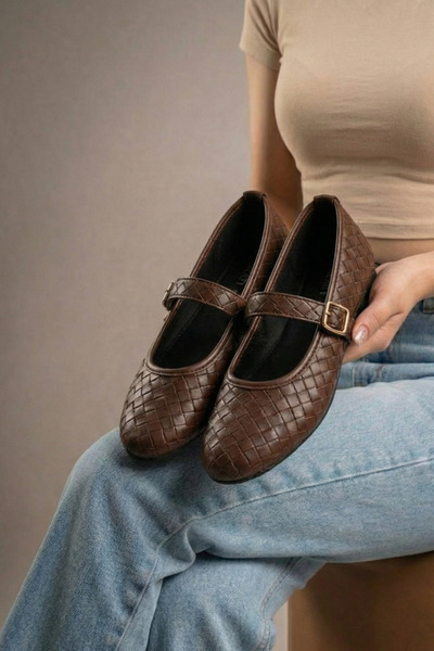 Beyond Γυναικεία παπούτσια μπαλαρίνας Mary Jane με καφέ πλεκτό σχέδιο και αγκ...