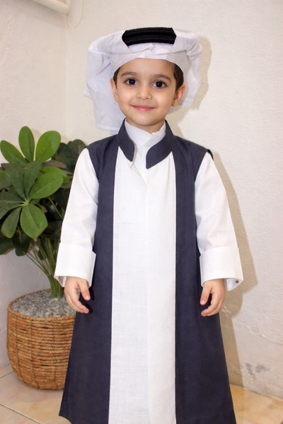 Abaya-AB طقم ولادي 1-ثوب ساده 2- دقله قماش لينن 3-طقم عقال لاصق كامل مع بعض