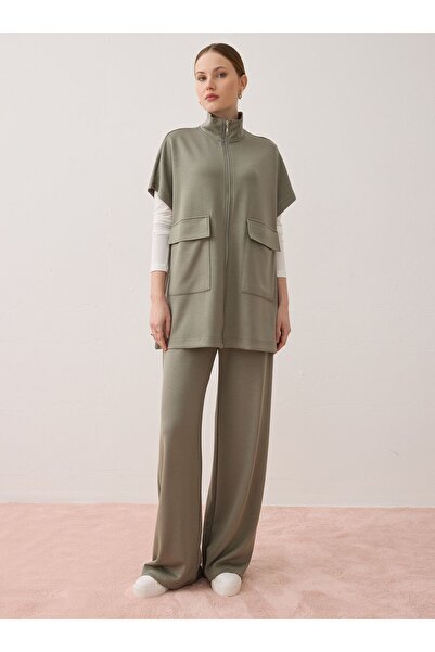 Benin Set vestă și pantaloni cu textura moale și detaliu de buzunar - kaki -