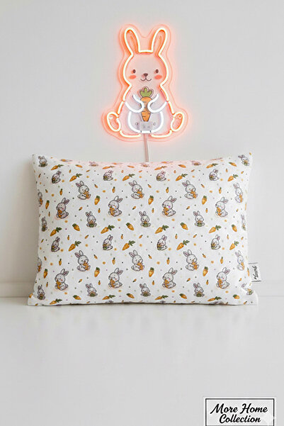 MORE HOME Müslin Bebek Yastık Kılıfı Kapaklı 35X45 Havuç Yiyen Tavşan