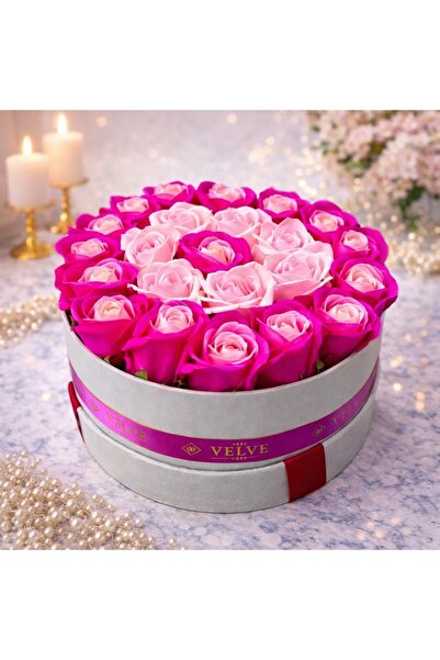 velve Aranjament floral in doua culori, cutie rotunda cu 25 trandafiri sapun,...