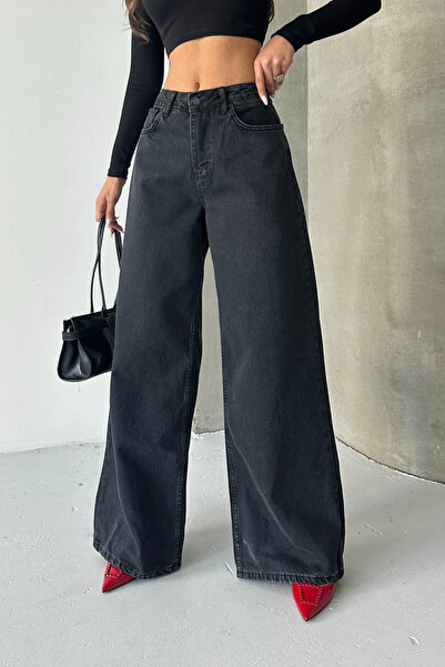 The Robi Women's Black Washed Wide Leg Jeans
