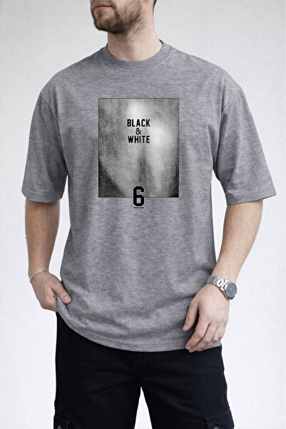caddekombin تي شيرت رجالي باللونين الأسود والأبيض مطبوع عليه نص باللون الرمادي